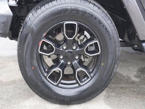 Used 2018 Jeep Wrangler Unlimited Sahara image 7