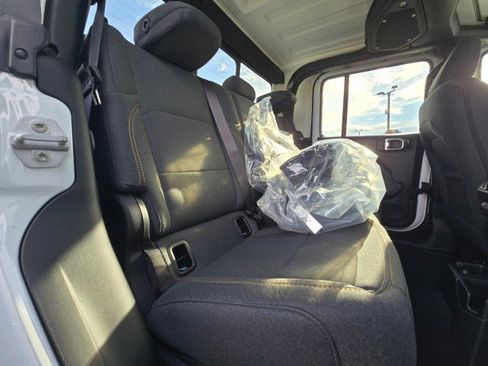 New 2025 Jeep Gladiator Sport image 15