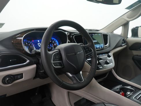 Used 2024 Chrysler Pacifica Limited FWD image 19