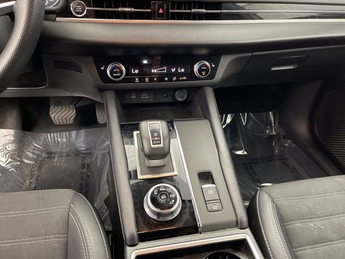 Used 2024 Mitsubishi Outlander SE Black Edition image 12