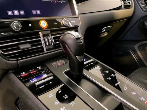 Certified 2023 Porsche Macan AWD/4WD image 17