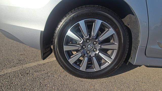 Used 2018 Toyota Sienna Limited FWD image 11