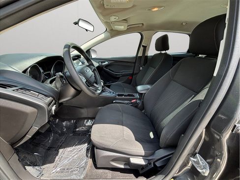 Used 2017 Ford Focus SE FWD image 2