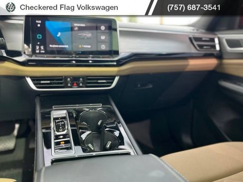 Used 2024 Volkswagen Atlas Cross Sport SE FWD image 31