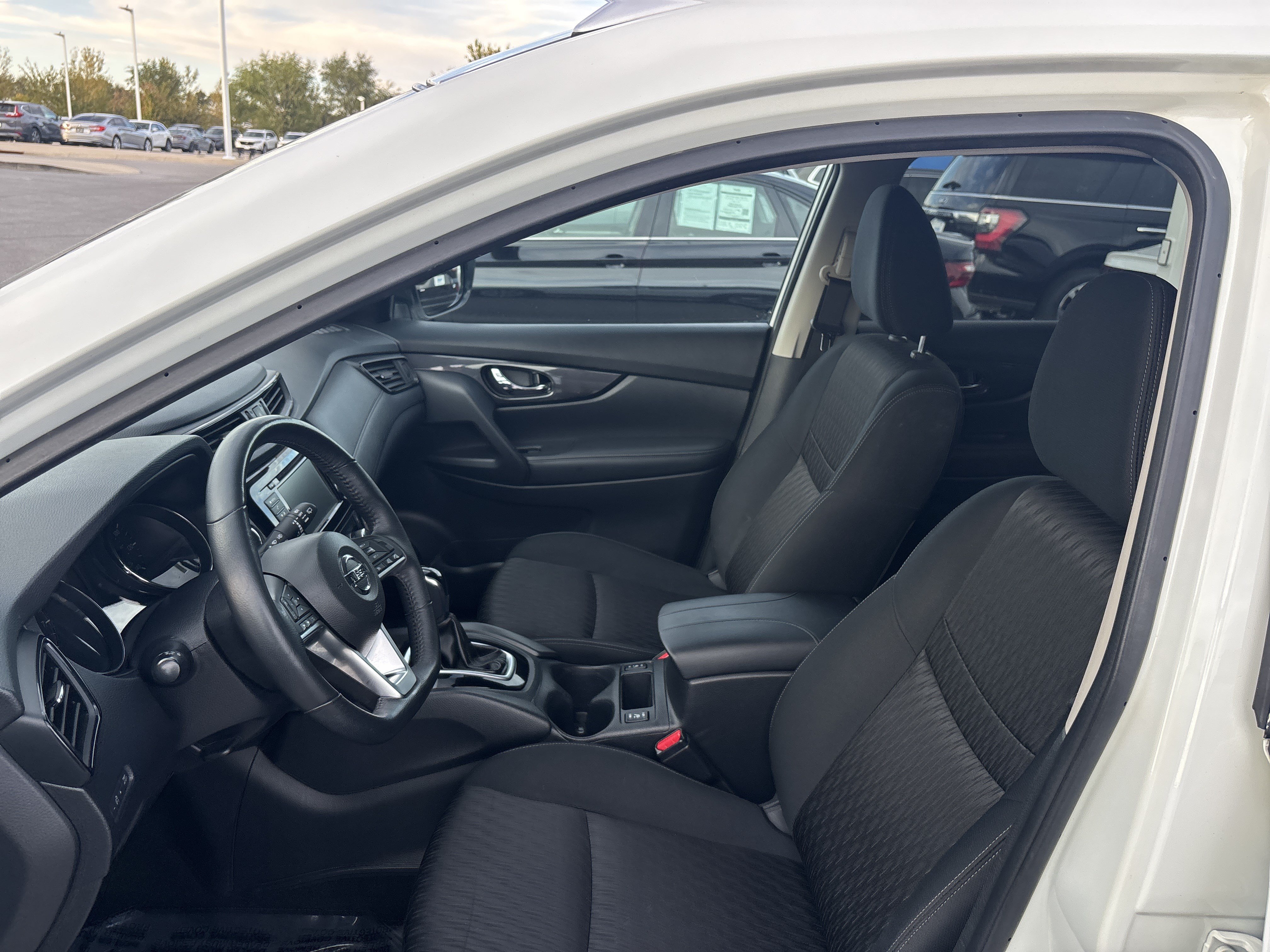 Used 2018 Nissan Rogue SV FWD image 10