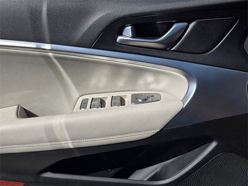 Used 2023 Genesis G70 2.0T image 27