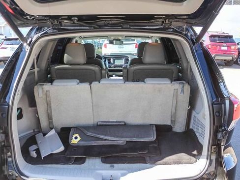 Used 2018 Toyota Highlander XLE w/ Carpet Mat Package (TMS) FWD image 33