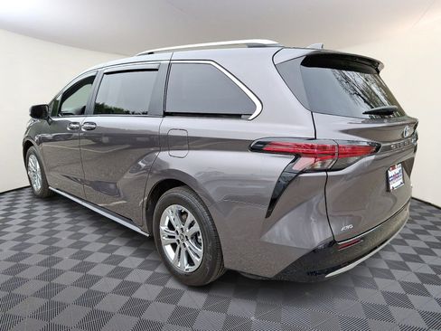 Used 2024 Toyota Sienna Platinum image 6