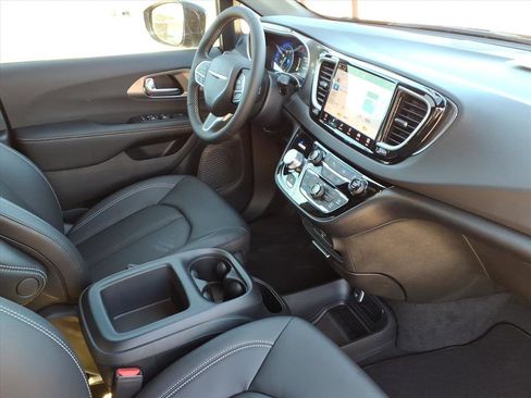 New 2026 Chrysler Voyager LX image 6