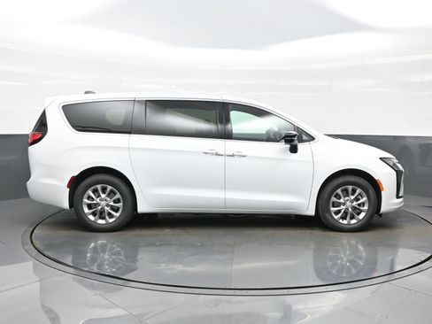 New 2027 Chrysler Pacifica Select AWD/4WD image 10