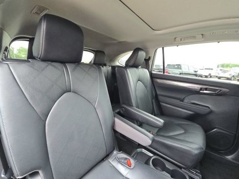 Used 2023 Toyota Highlander Platinum FWD image 16