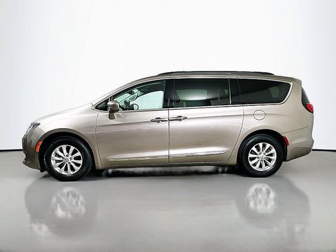 Used 2017 Chrysler Pacifica Touring-L FWD image 4