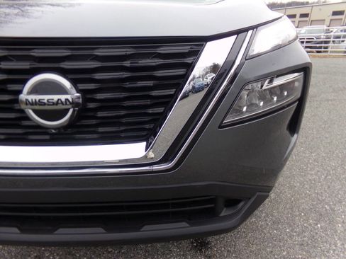 Used 2021 Nissan Rogue SV image 3