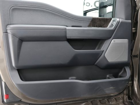 Used 2023 Ford F350 Lariat w/ Chrome Package image 38