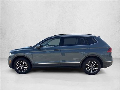 Used 2020 Volkswagen Tiguan SE w/ Panoramic Sunroof Package FWD image 9