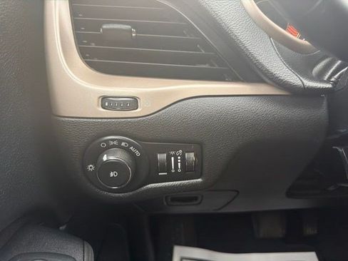 Used 2015 Jeep Cherokee Latitude AWD/4WD image 28