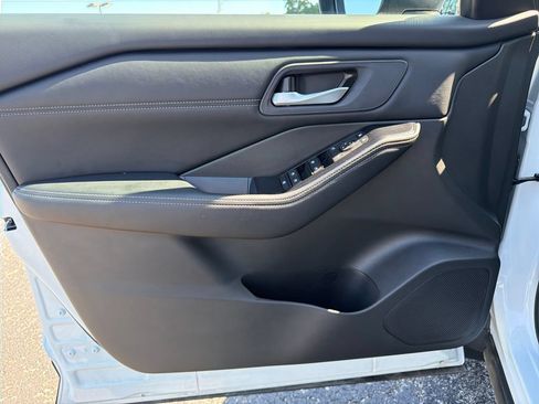 Used 2025 Nissan Rogue SV w/ SV Premium Package FWD image 25