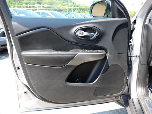 Used 2020 Jeep Cherokee Limited image 13