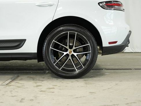 Certified 2025 Porsche Macan AWD/4WD image 42