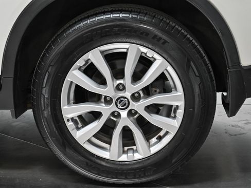 Used 2019 Nissan Rogue SV image 41