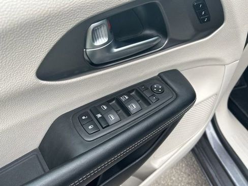 Used 2023 Chrysler Pacifica Touring-L FWD image 12