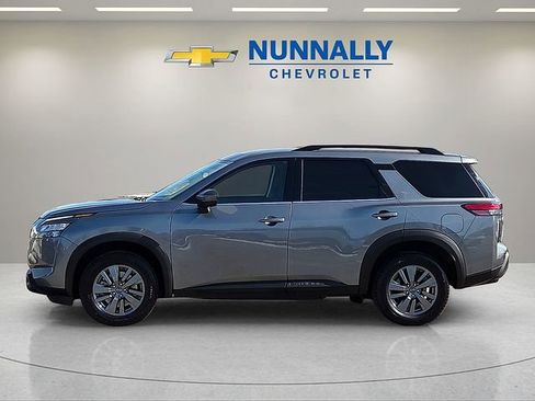 Used 2025 Nissan Pathfinder SV image 2