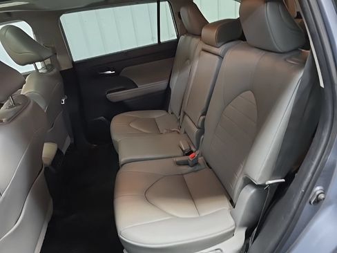 Used 2022 Toyota Highlander XLE AWD/4WD image 32