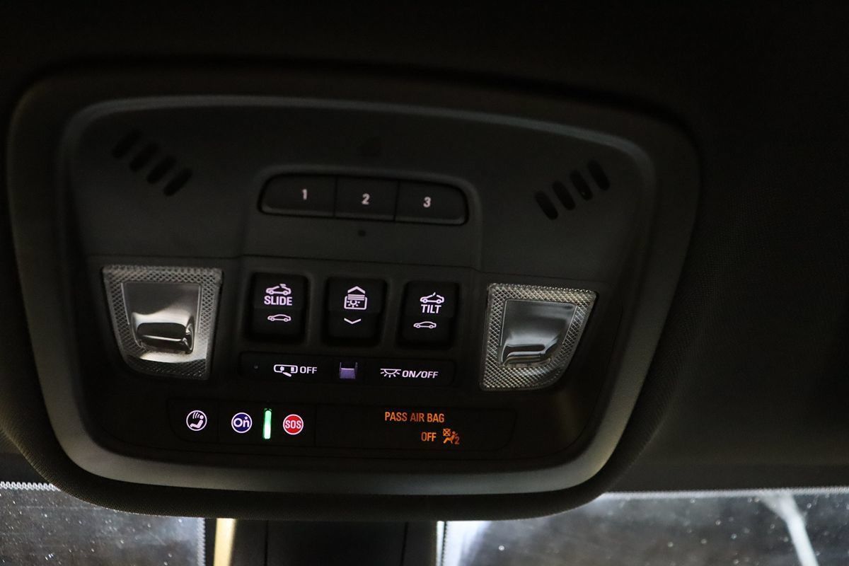 Used 2023 Chevrolet Traverse Premier FWD image 45