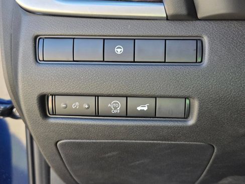 Used 2025 Nissan Rogue SL AWD/4WD image 16