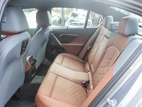 Used 2025 BMW i5 xDrive40 image 18