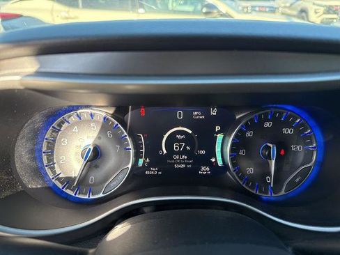 Used 2024 Chrysler Pacifica Touring-L image 6