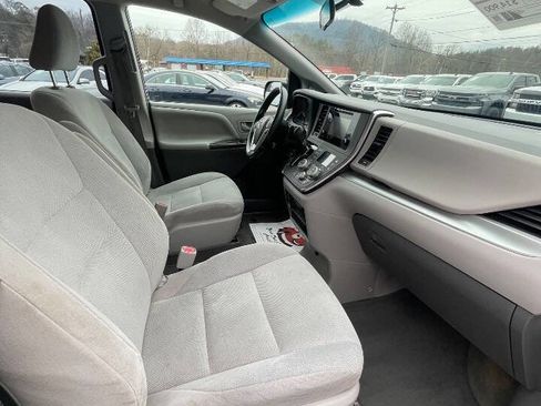 Used 2015 Toyota Sienna L image 15