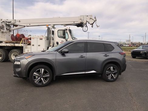 Used 2023 Nissan Rogue SL w/ SL Premium Package image 3