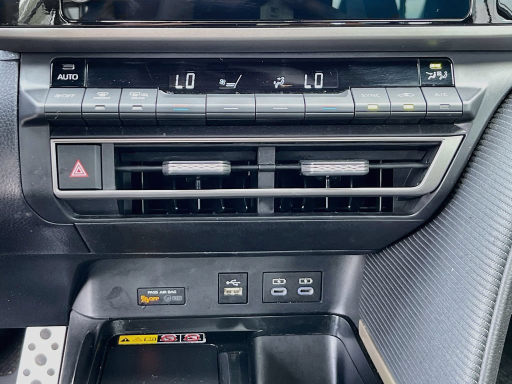 Used 2025 Toyota Camry SE FWD image 25