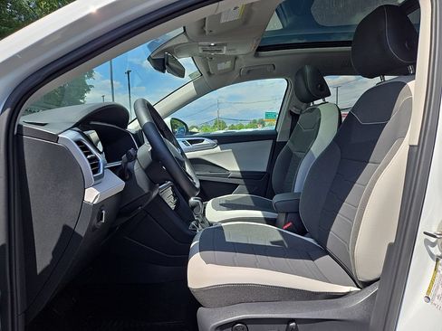 Certified 2025 Volkswagen Taos SE w/ Panoramic Sunroof Package AWD/4WD image 13