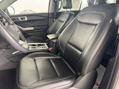 Used 2022 Ford Explorer XLT w/ Equipment Group 202A AWD/4WD image 31