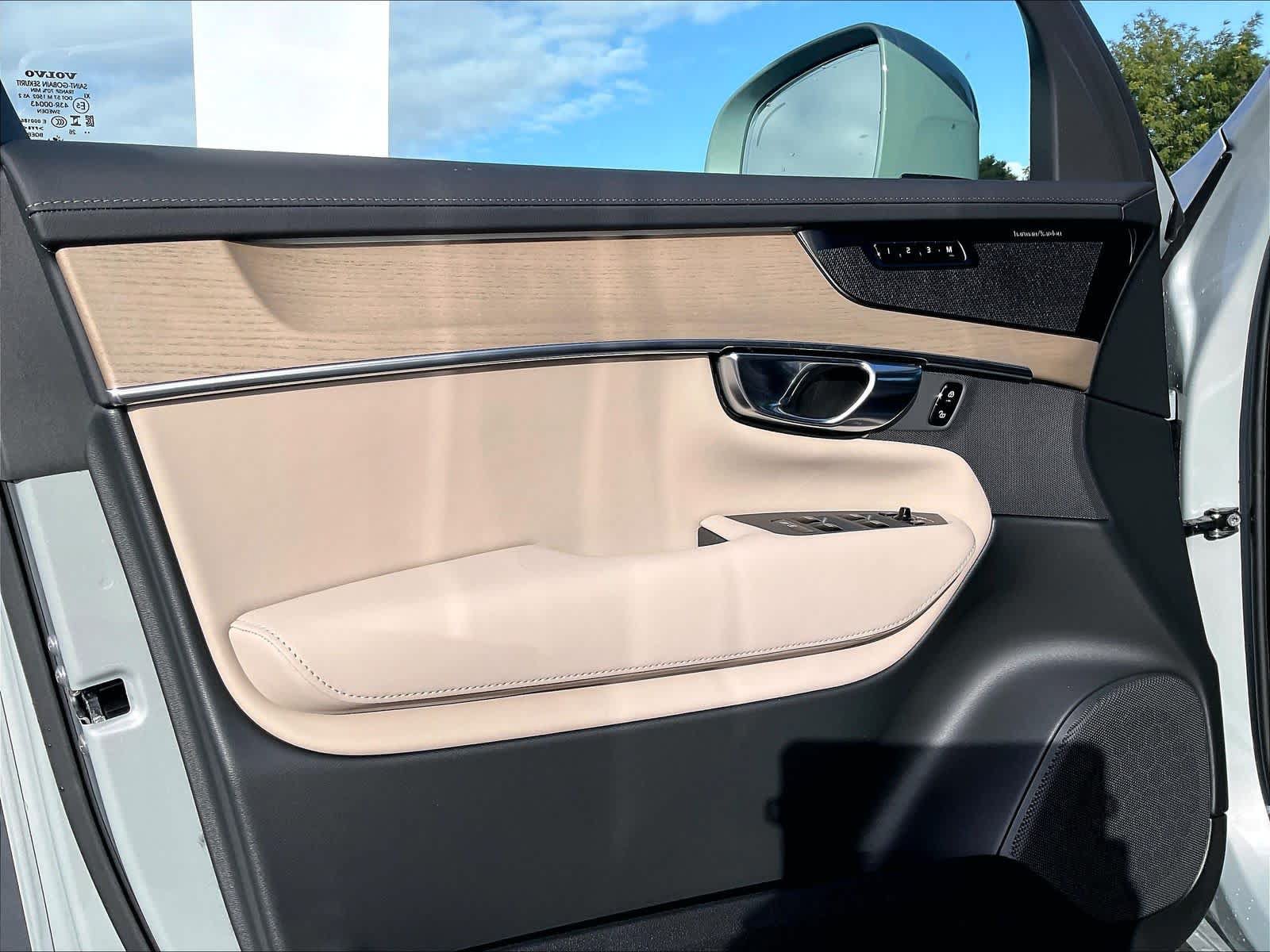 New 2027 Volvo XC90 T8 Plus AWD/4WD image 24
