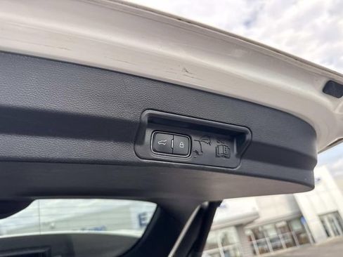 Used 2022 Ford Explorer XLT w/ Equipment Group 202A image 9