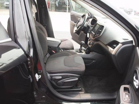 Used 2016 Jeep Cherokee Latitude w/ Cold Weather Group AWD/4WD image 6
