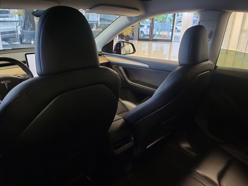 Used 2025 Tesla Model Y Long Range RWD image 13