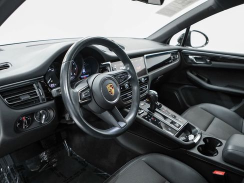 Certified 2024 Porsche Macan AWD/4WD image 4