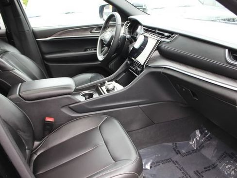Used 2024 Jeep Grand Cherokee L Limited w/ Black Appearance Package AWD/4WD image 38