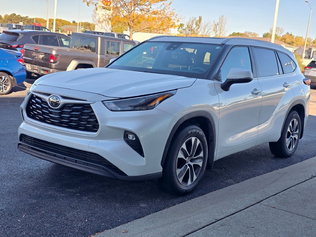 Certified 2025 Toyota Highlander XLE AWD/4WD image 3