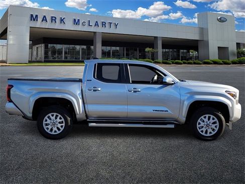 Used 2025 Toyota Tacoma SR5 image 2