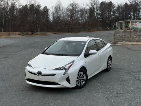 Used 2018 Toyota Prius Two image 1