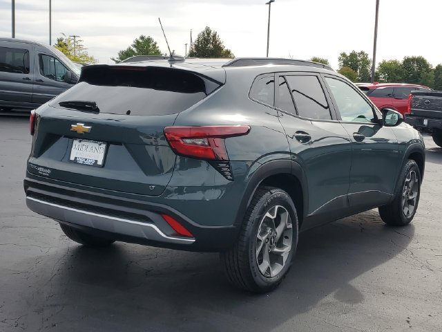 Used 2025 Chevrolet Trax LT FWD image 3