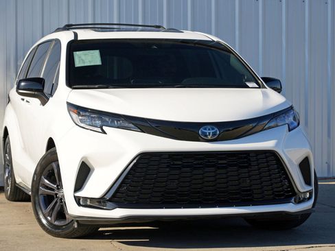 Used 2025 Toyota Sienna XSE w/ XSE Plus Package image 4