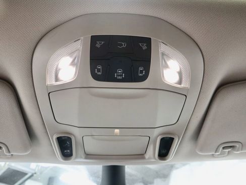 Used 2023 Chrysler Pacifica Limited FWD image 36