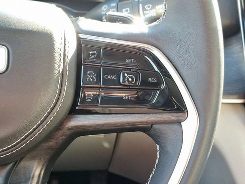 Used 2023 Jeep Grand Cherokee Overland AWD/4WD image 24