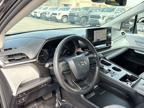 Used 2025 Toyota Sienna LE FWD image 11